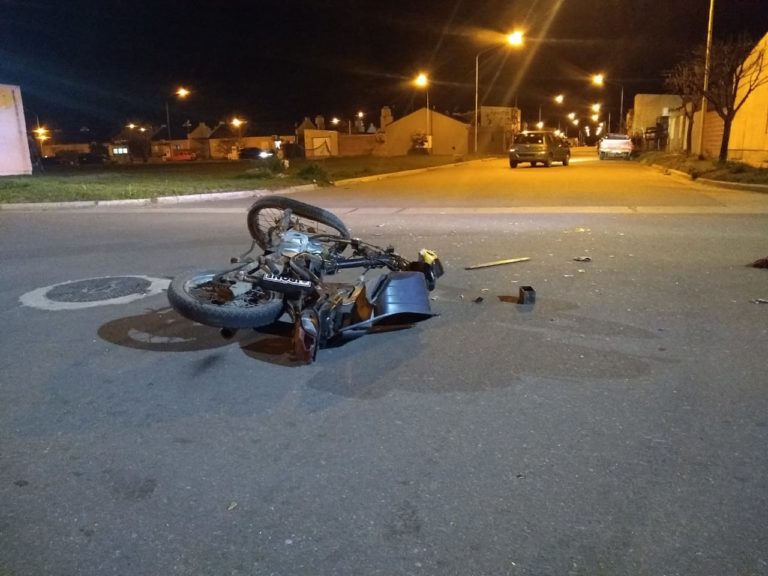 General Pico: grave accidente dejó un adolescente con fractura expuesta tras chocar en moto contra un auto