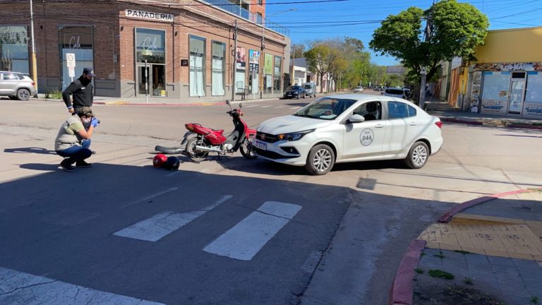 Una mujer con una fractura en el tobillo tras un choque entre moto y auto