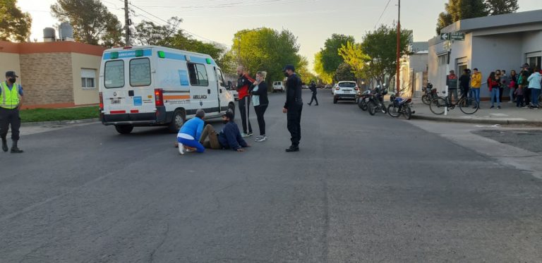 Un ciclista hospitalizado al protagonizar un siniestro vial con un auto
