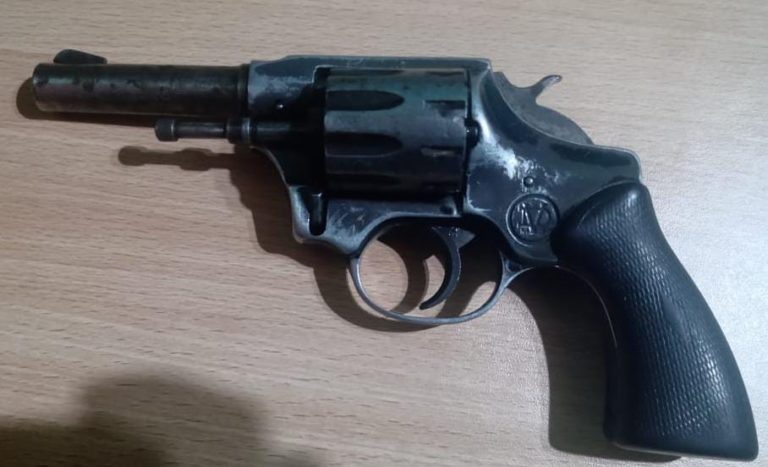 Victorica: La policía logró el secuestro de un revólver y demoró un grupo de jóvenes involucrados en hechos delictivos