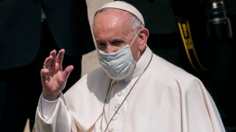 Un obispo renunció ante el Papa tras enamorarse de una psicóloga divorciada y autora de novelas eróticas