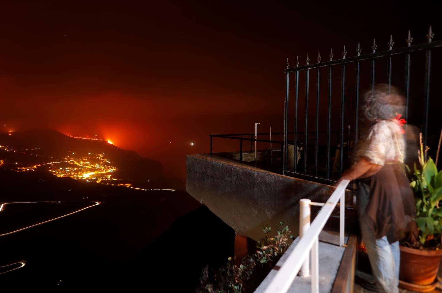 La lava del volcán de La Palma llegó al mar y hay alarma por una columna de gases tóxicos