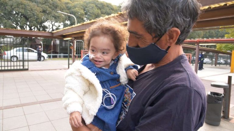 El Bolsón: “La mamá de Pía dio la vida por ella”, Alicia murió el día del parto, la beba necesitó un trasplante y el donante fue su papá
