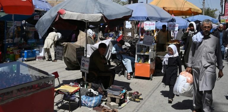 Hambre y miseria en Afganistán: la gente vende a sus hijos para comer