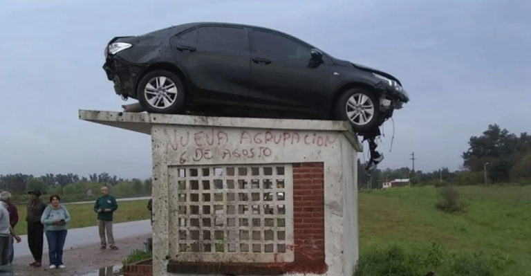 Un auto se despistó y quedó “estacionado” arriba de una garita en la autovía Ruta Nacional 14