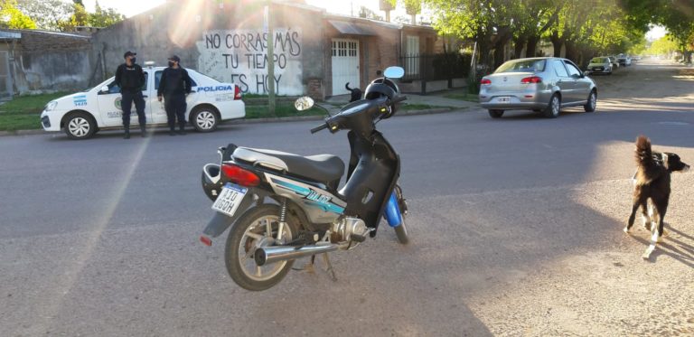Se descompensó mientras manejaba la moto y cayó sobre el asfalto