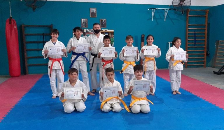 Escuela de Karate Do de Mario Bonilla tomó exámenes de graduación
