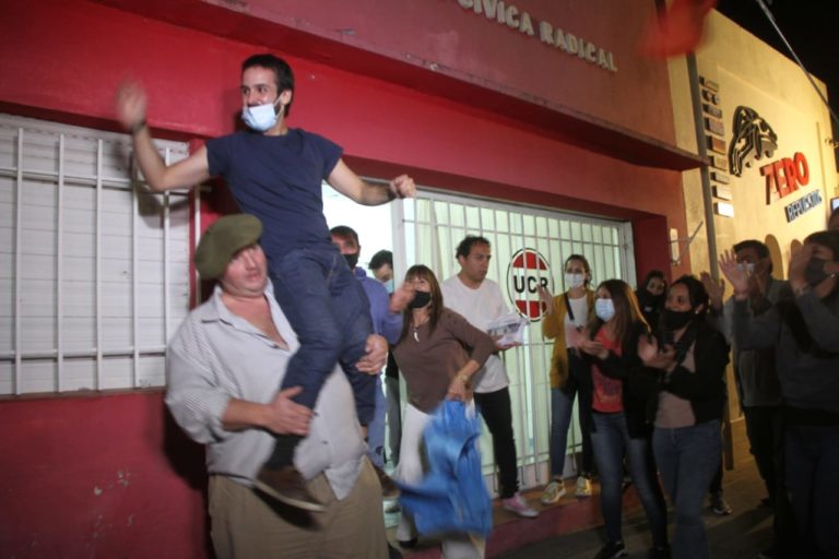 Maquieyra festeja junto a otros dirigentes en el Comité Radical de General Pico