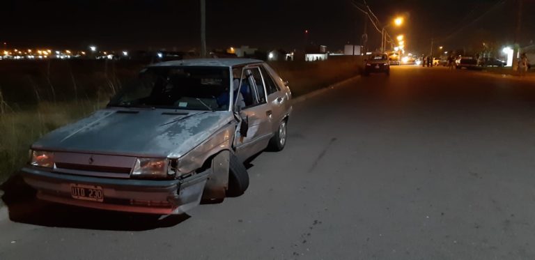 Destrozó el auto al chocar un camión estacionado y tras el impacto se cruzó de carril y terminó colisinando contra una camioneta
