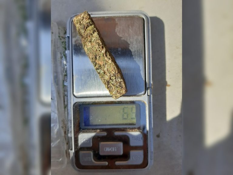 La policía allanaba un domicilio y se encontró con drogas. Una persona fue detenida