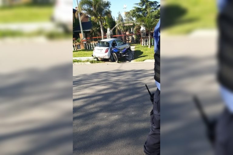 Chocó un auto estacionado y fue trasladada al hospital