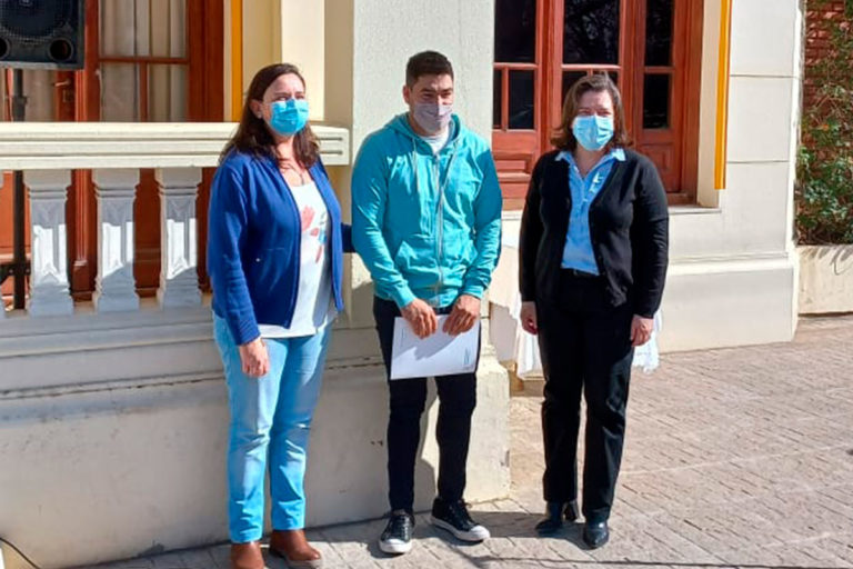 Dos jóvenes de Jacinto Arauz recibieron créditos por $1.300.000 para sus emprendimientos de fraccionamiento de cereales y venta de pollos