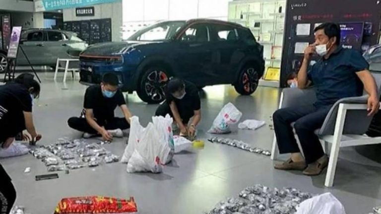 China: compró un auto con monedas y los empleados estuvieron más de tres horas para contar el dinero