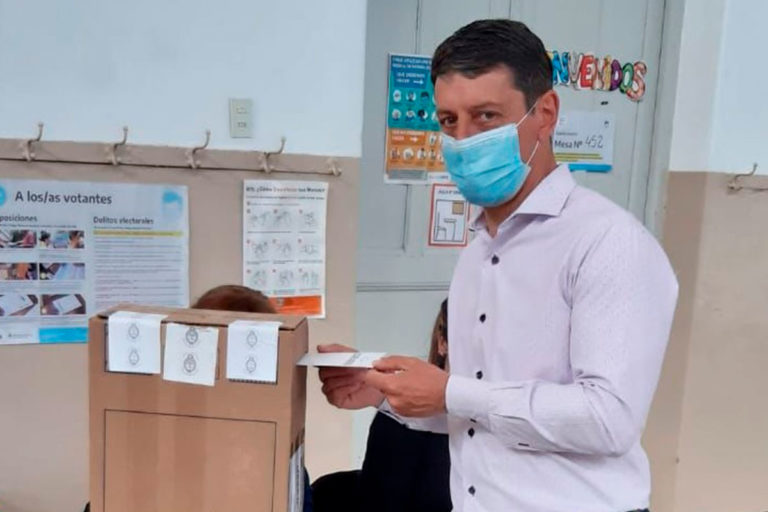 Ariel Rauschenberger votó en Bernasconi y señaló que “la batalla cultural sigue después de las elecciones”