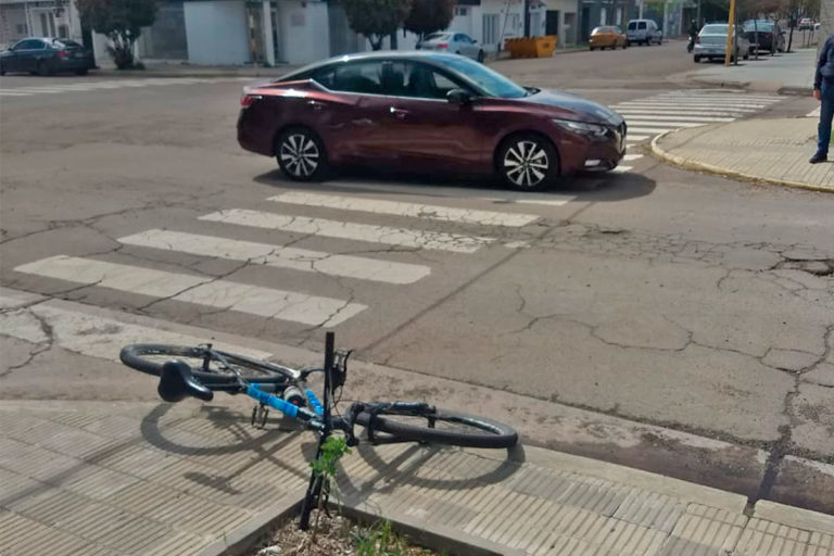 Una mujer fue hospitalizada al colisionar una bicicleta con un auto en Av. San Martín y Calle 5
