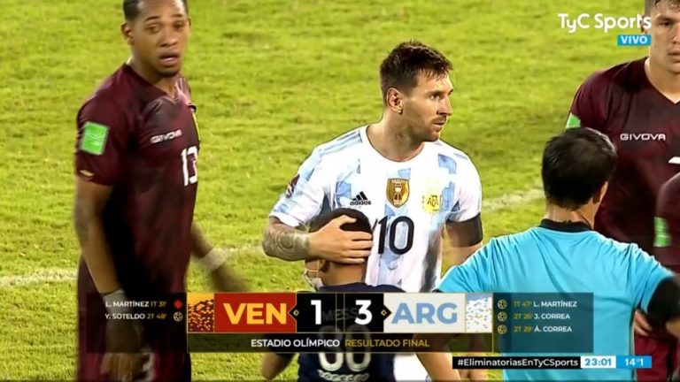 La desesperada carrera de un niño venezolano que invadió el campo para abrazar a Lionel Messi: el tierno gesto del argentino