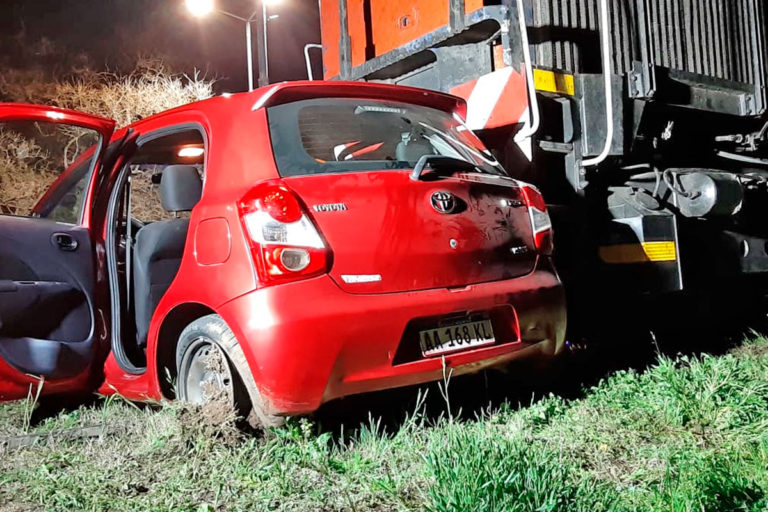 General Pico: El tren arrastró un auto unos 30 metros con su conductor en el interior