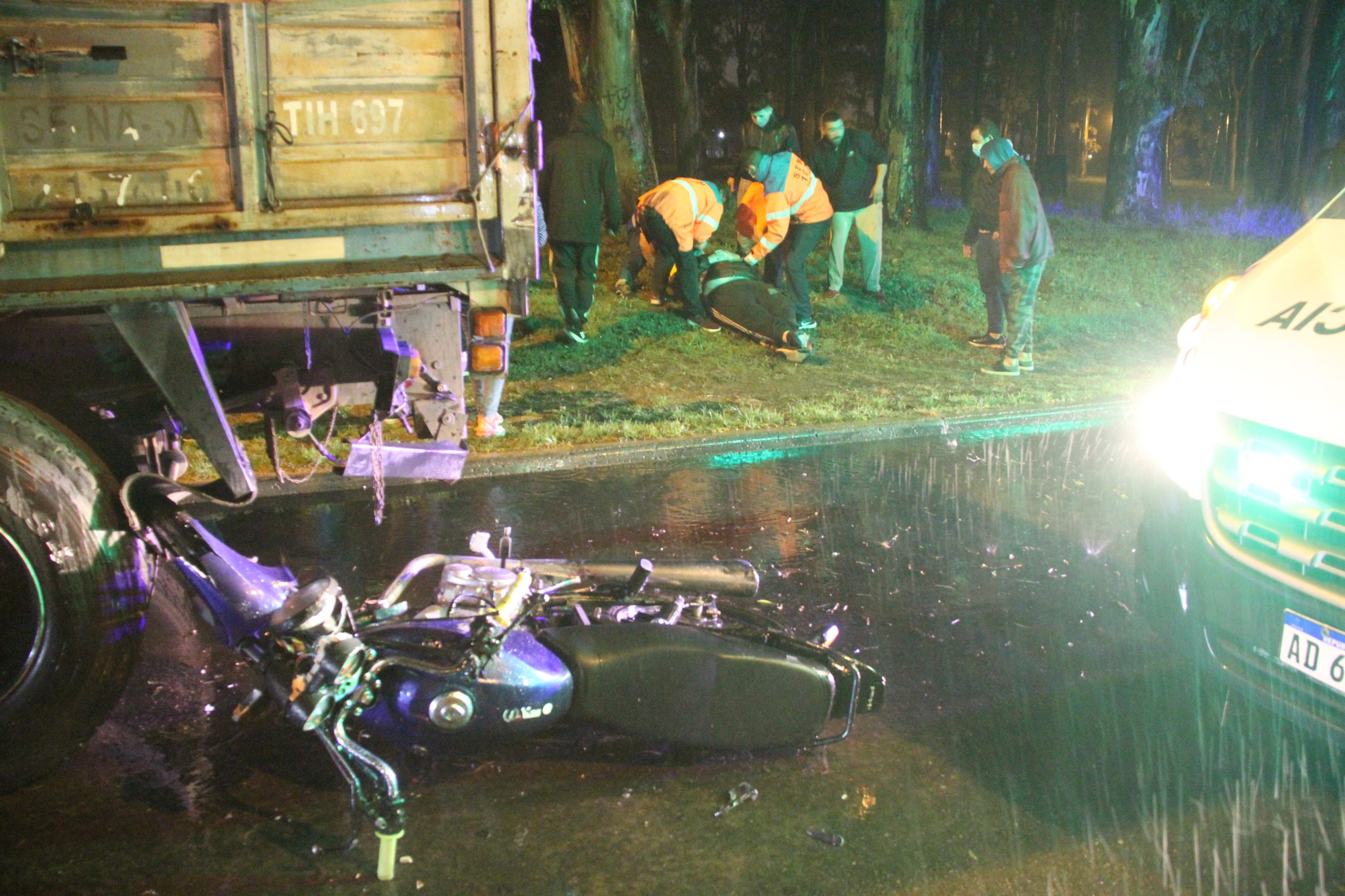 Grave Accidente: Trasladan un motociclista al hospital después de chocar contra un camión estacionado