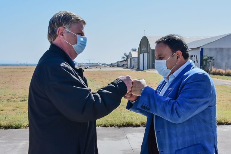 El gobernador Sergio Ziliotto llegó a La Rioja y forma parte de la reunión con el presidente