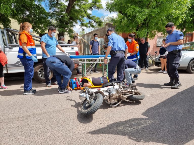 Una motociclista fue trasladada al hospital con fuerte golpe en la cabeza