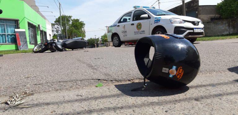 Trasladan una motociclista al hospital