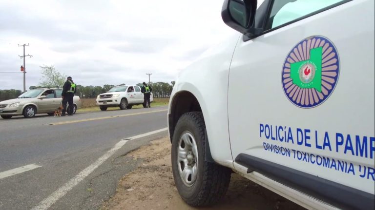 Pasaron por el puesto caminero de Jacinto Arauz y el perro detectó marihuana