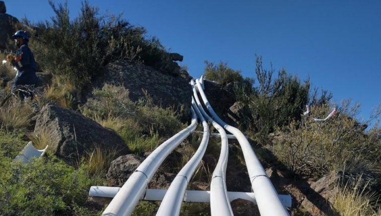 Colocaron 6 mil metros de cañería de PVC fabricada en La Pampa para la conducción de petróleo en “El Corcovo”