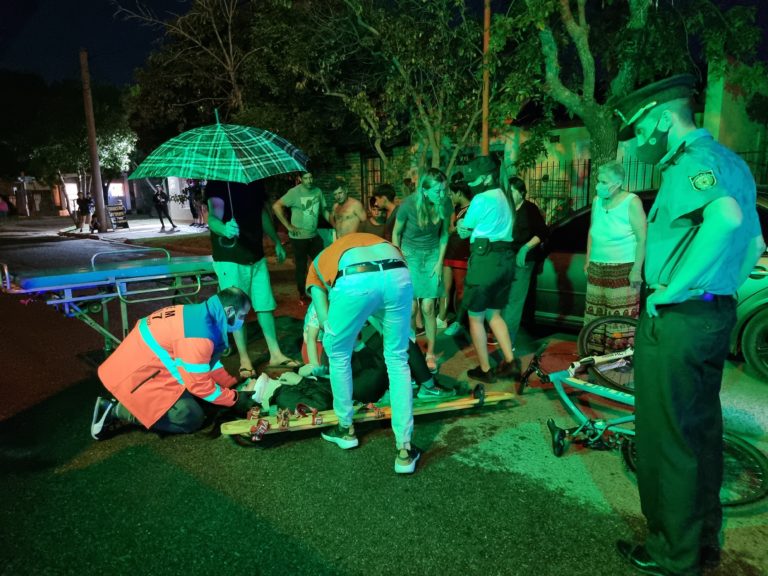 Abrió la puerta de su auto y una joven que venía en bicicleta se la chocó de frente: Fue hospitalizada con cortes en la cara y en el cuello