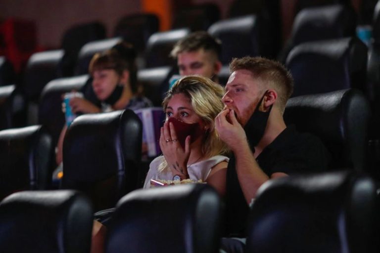 El Gobierno otorgará 5 mil pesos a jóvenes de bajos recursos para usar en cines, recitales y “bienes y servicios culturales”