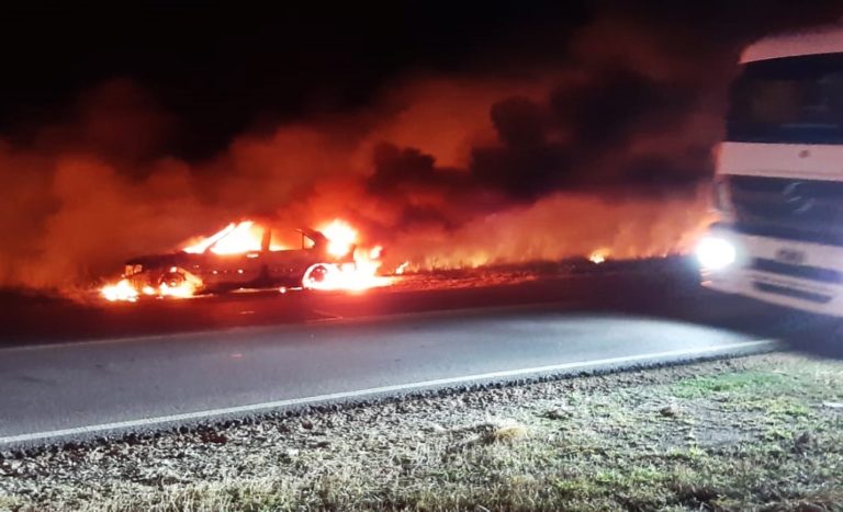 El fuego destruyó un auto a metros del paso a nivel de Trebolares