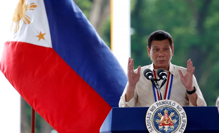 El Presidente de Filipinas promete “vacunar mientras duermen” a quienes se resisten a ser inmunizados