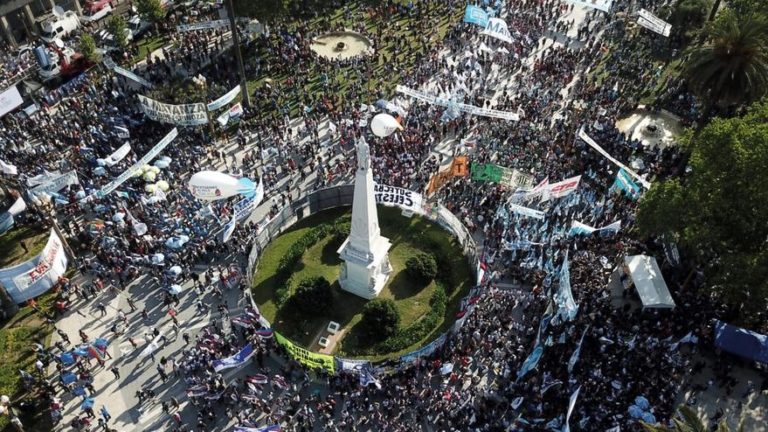 Militancia y organizaciones sociales llenaron la Plaza de Mayo por el Día de la Lealtad