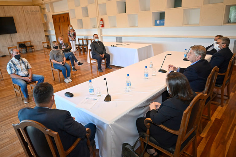 Firmaron un convenio para que taxistas y remiseros pampeanos puedan comprar o renovar sus unidades