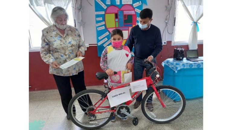 Entregaron bicicletas y regalos a los niños ganadores del concurso pampeano de relatos “Conectando a mi familia”