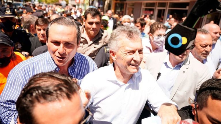 Alberto Fernández firmó el decreto que relevó a Macri del secreto de Estado para declarar en la causa por supuesto espionaje