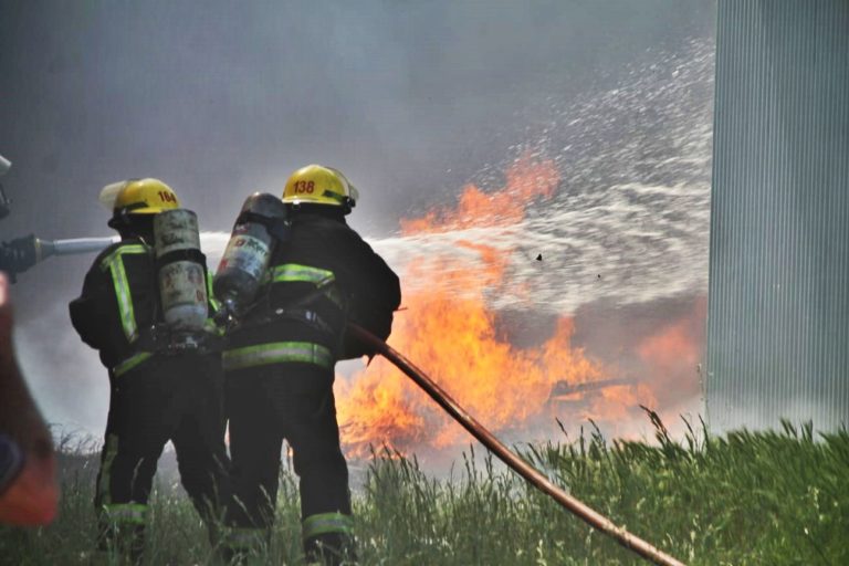 Imágenes del incendio que afectó a la fábrica Maxepa en el Parque Industrial de General Pico