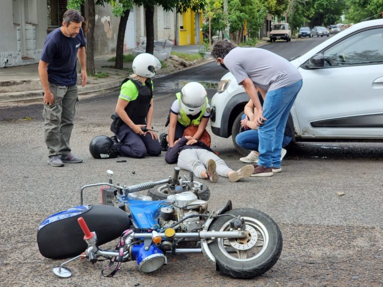 Una joven motociclista tuvo que ser hospitalizada tras chocar un auto y una moto