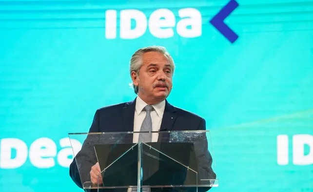 El presidente firmó el decreto para convertir los planes sociales en empleo registrado