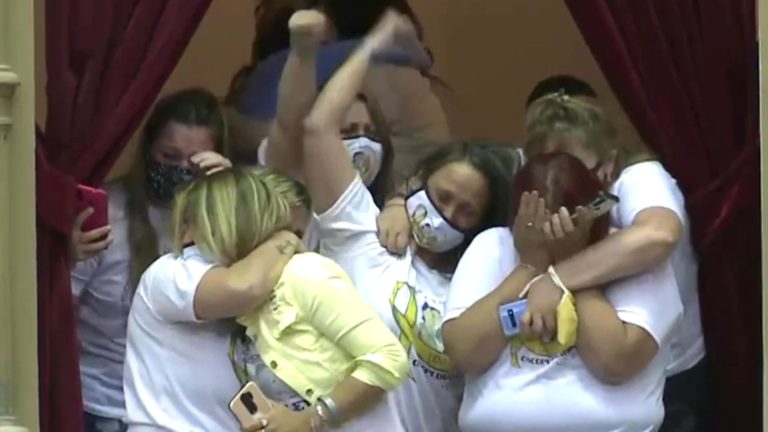 Emoción en Diputados por la aprobación de una ley que garantiza el tratamiento de menores con cáncer