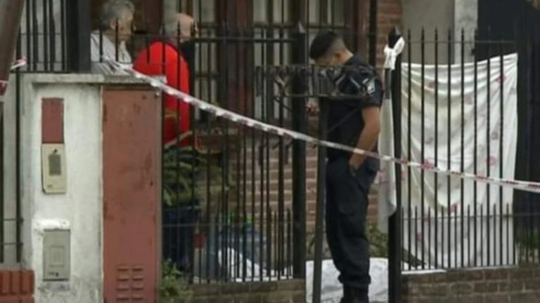 Quilmes: Asesinaron a un chico de 17 para robarle cuando iba al colegio, cayó muerto en la entrada de su casa