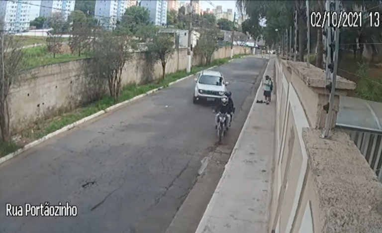 Video: un conductor en Brasil evitó un asalto al atropellar a dos ladrones que intentaban robar