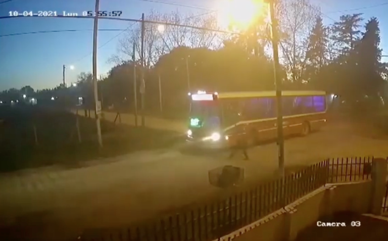 Impactante video: una mujer corrió para alcanzar al colectivo en Moreno, el chofer avanzó y le pasó por encima