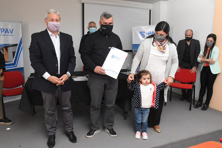 Cuatro familias santarroseñas recibieron viviendas de cogestión entre PROCREAR y la Provincia