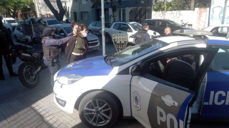 La Plata: una docente dejó a su bebé encerrado en el auto para ir a un centro de estética