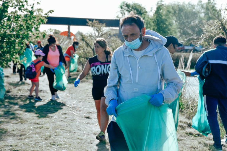 La tendencia plogging desembarcó en General Pico con una exitosa jornada en la laguna