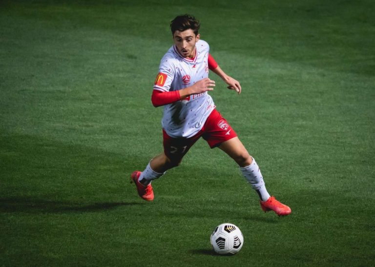 “Me enorgullece anunciar públicamente que soy gay”: el mensaje de un jugador australiano que busca generar un cambio en el fútbol