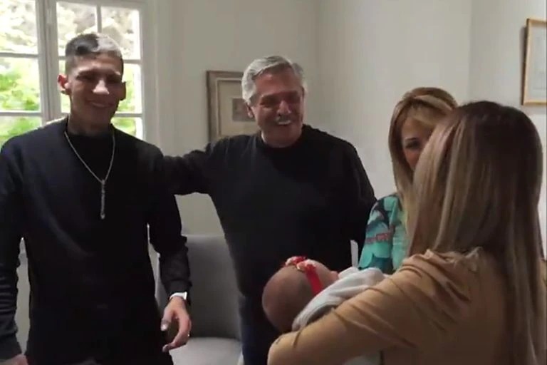 Alberto Fernández recibió a L- Gante, su novia y su bebé en Olivos