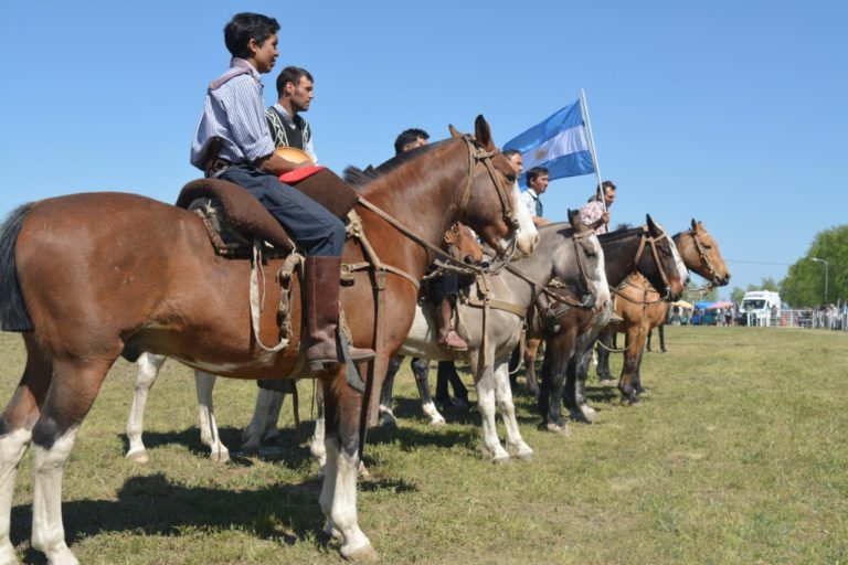 Mucho público en la exitosa jineteada en La Adela
