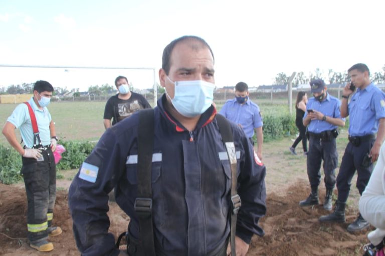 Emotivo rescate de un niño que cayó a un pozo en barrio Federal: “Esto es distinto a un incendio, te toca una fibra íntima” reveló emocionado el bombero Marcelo Martínez