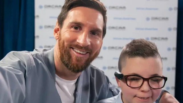 ¡UN GESTO DE 10!: Messi donó anteojos inteligentes a personas con discapacidad visual y emocionó a un niño